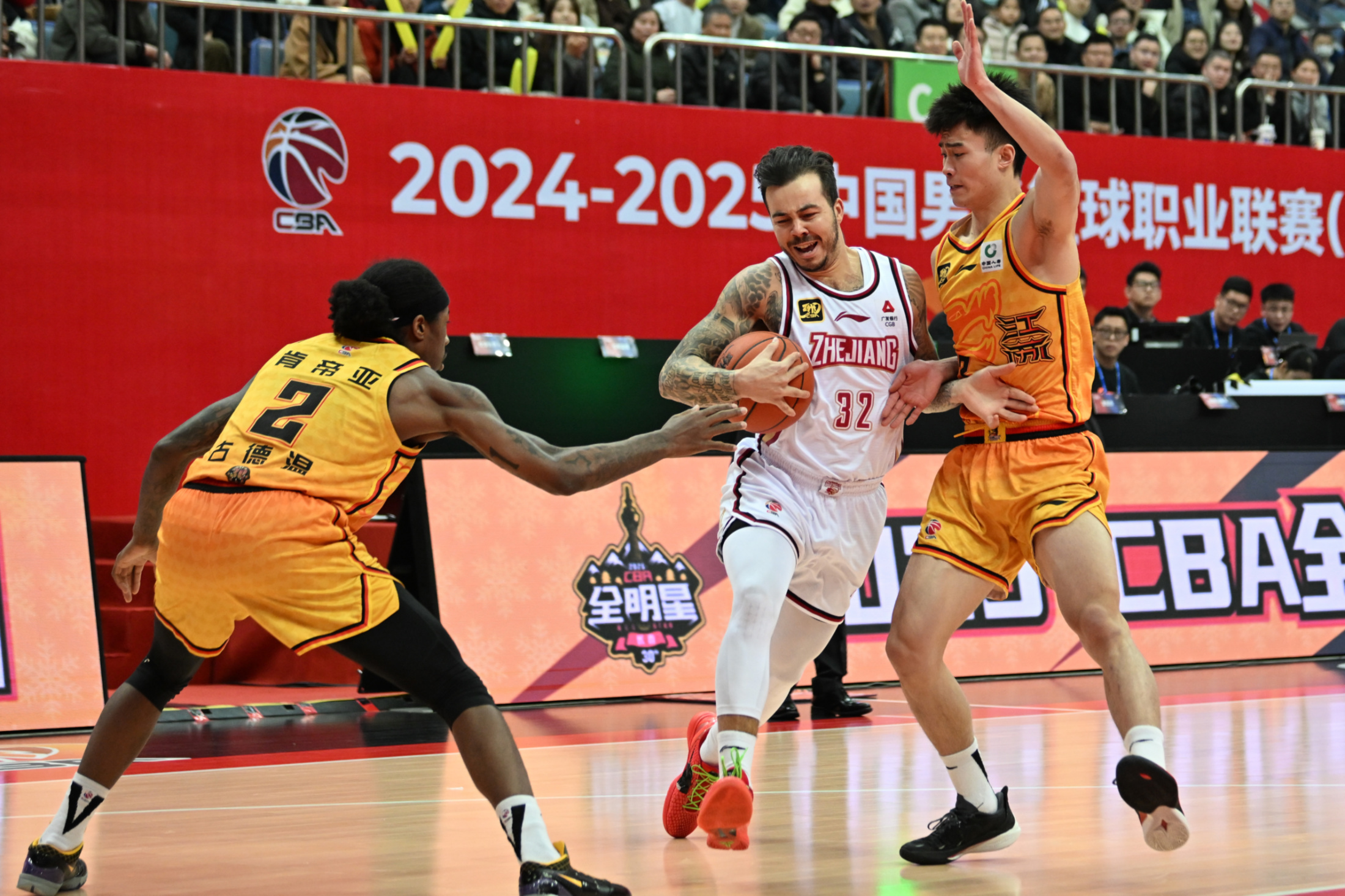 包含太狠了！里昂迎CBA常规赛关键赛巴特勒连续十场比赛得分超过惊险取胜，浙江队围绕NBA季后赛战术微调的词条