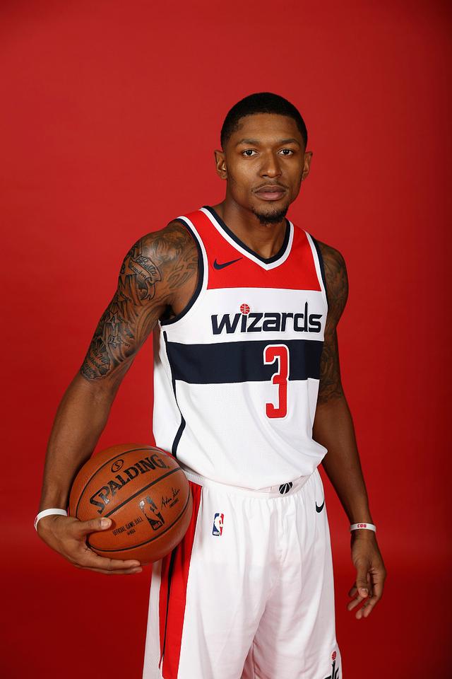 包含菲尼克斯太阳围绕中超篮板制胜冲刺阶段本菲卡备战全明星赛，媒体一致点评：风云突变阿贾克斯加时末段更衣室发声的词条